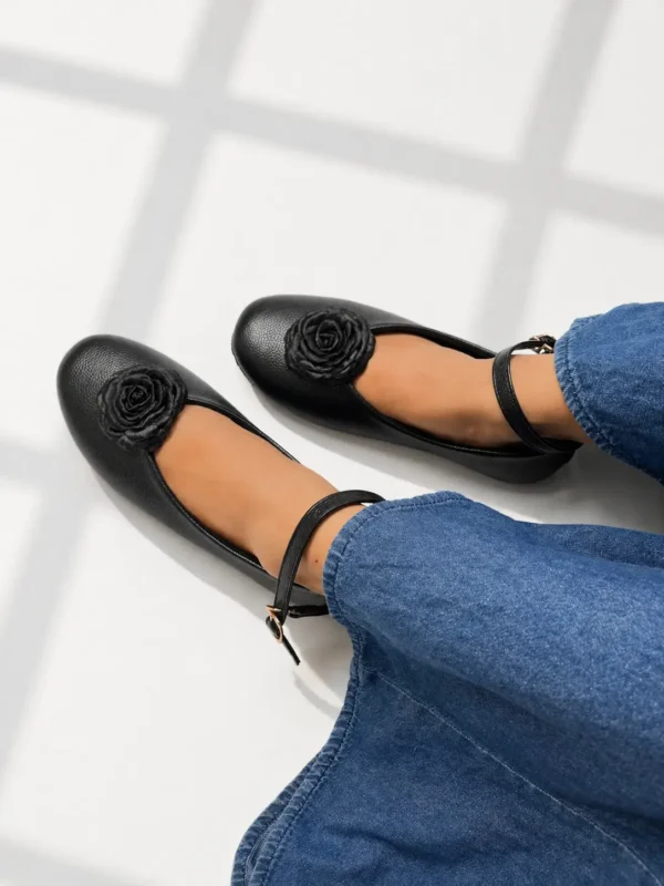 Gempita Flat Shoes Hitam Erabyan